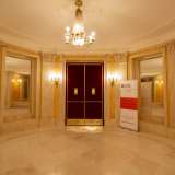 Siamo ora nel vestibolo ottagonale: di fronte a noi una porta rivestita di rosso permette l�accesso alla sala. Entriamo